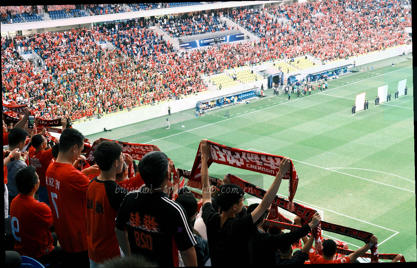 夜间球场座位区俯拍，成排座椅与通道灯带